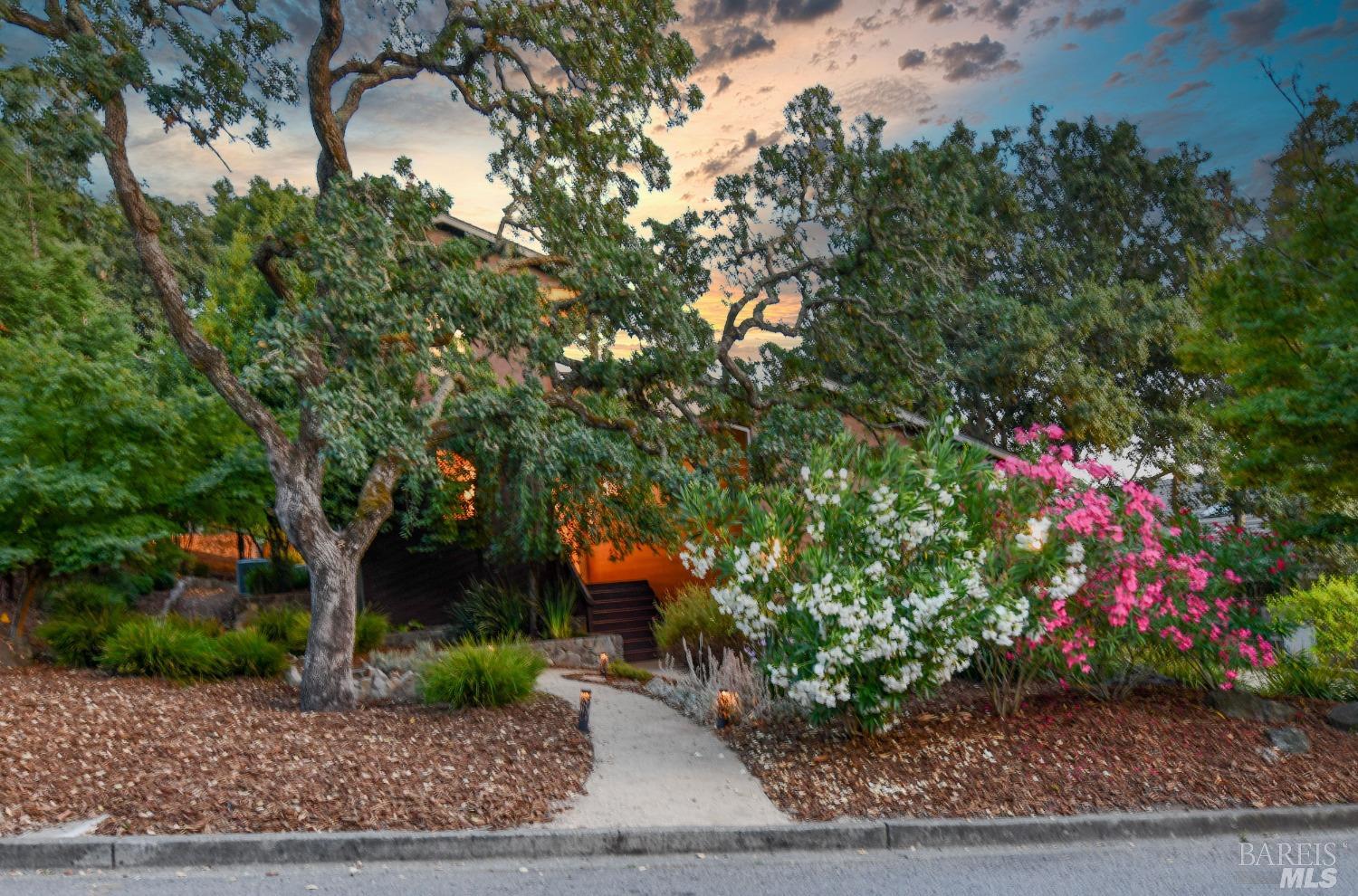 54 El Monte Way