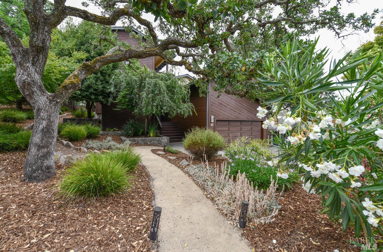 54 El Monte Way