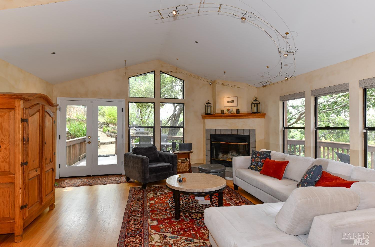 54 El Monte Way