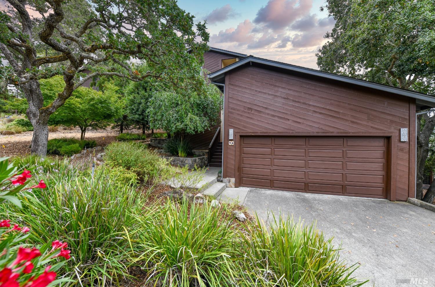54 El Monte Way