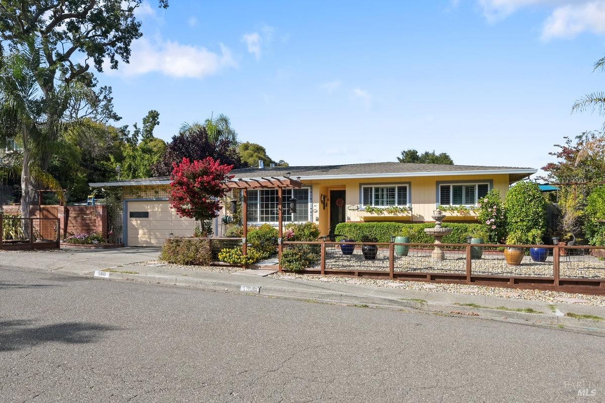 560 Arlington Cir