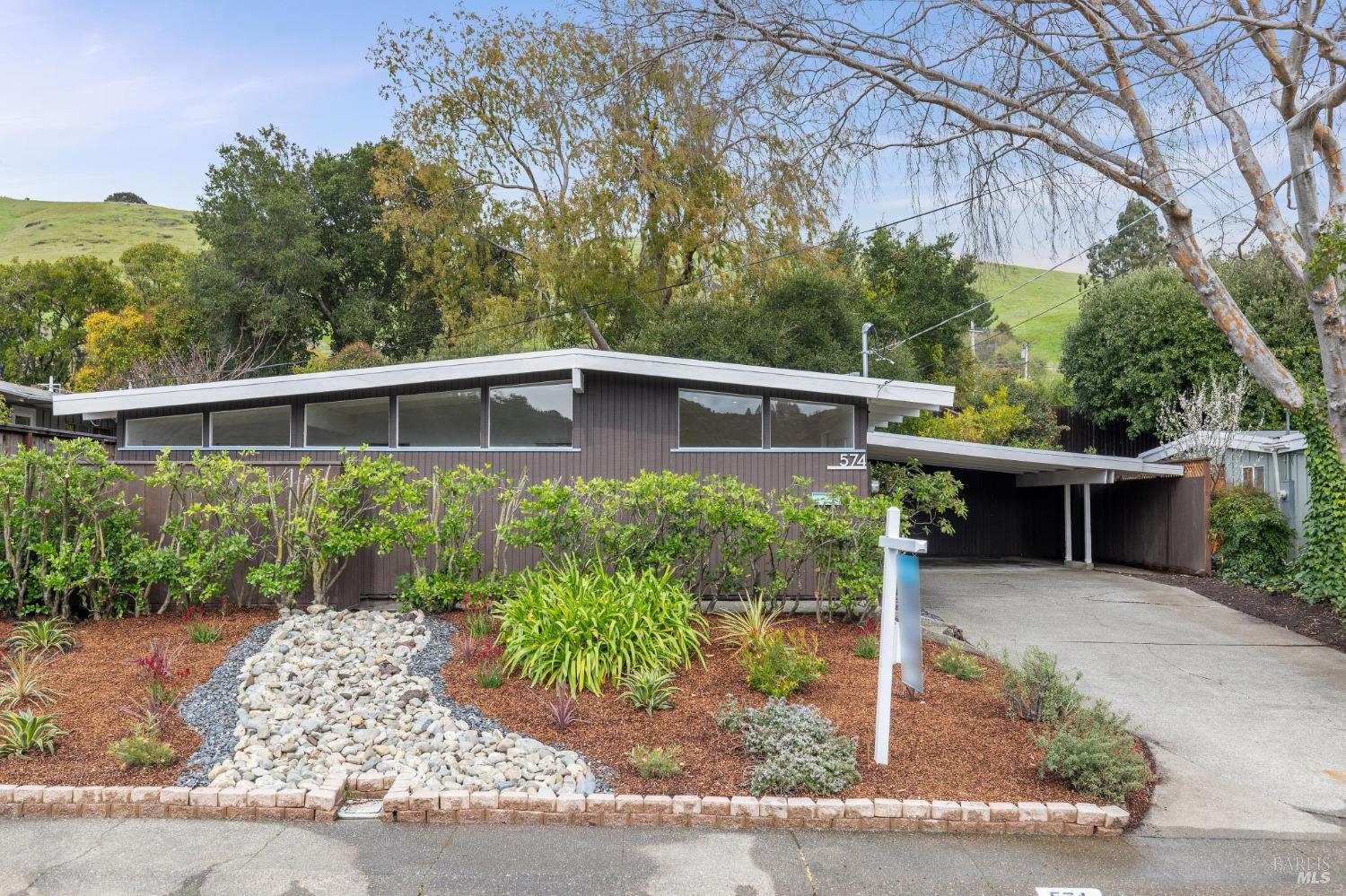 574 Woodbine Dr