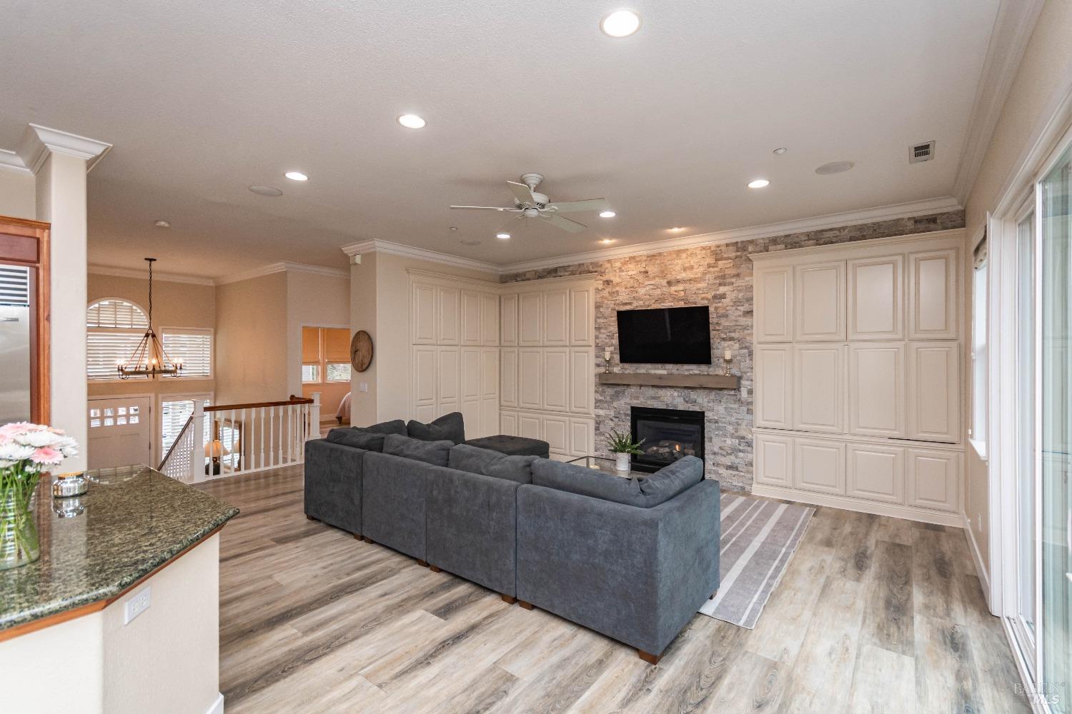 1109 Scenic Pl