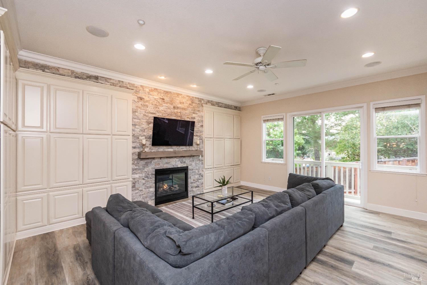 1109 Scenic Pl