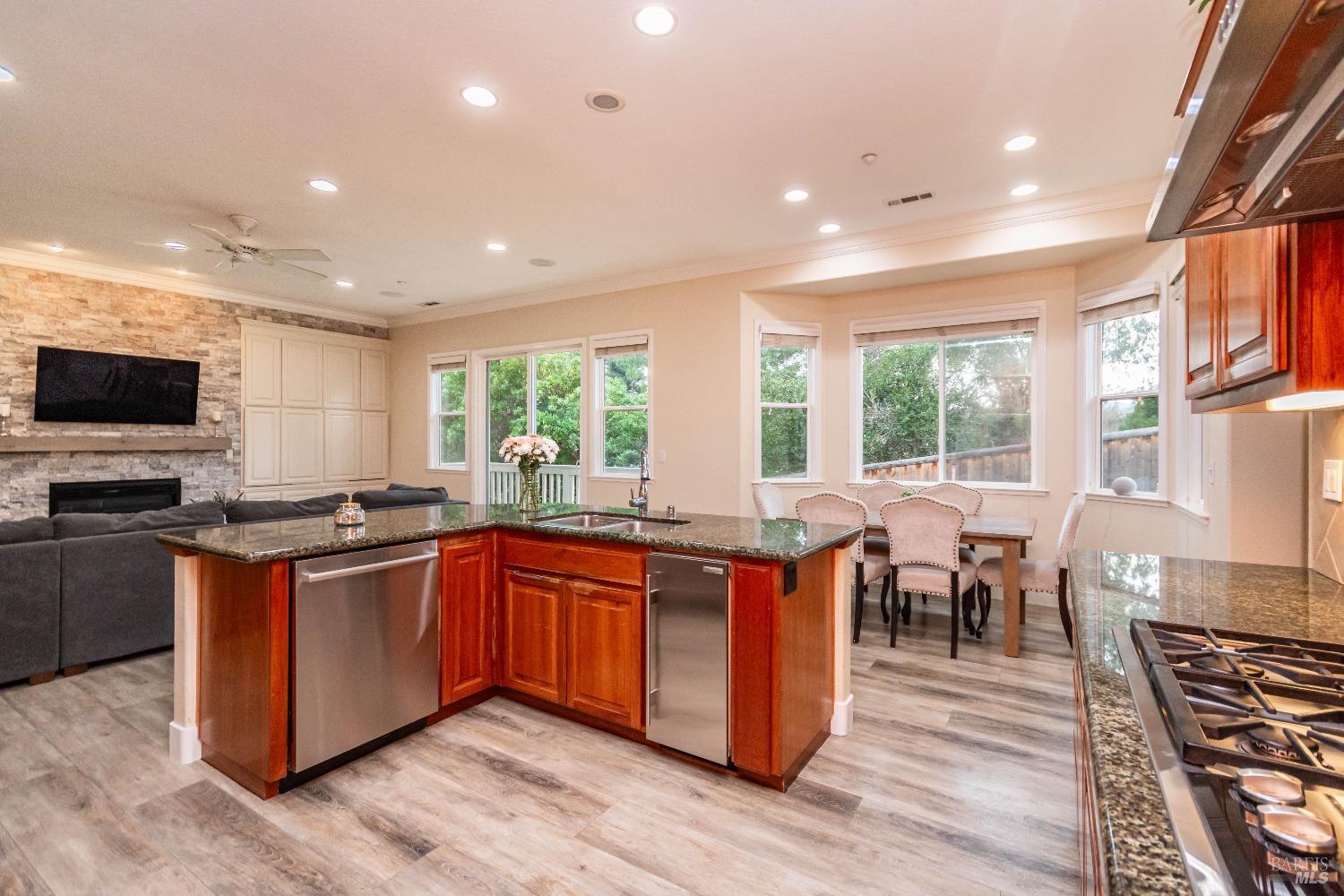 1109 Scenic Pl