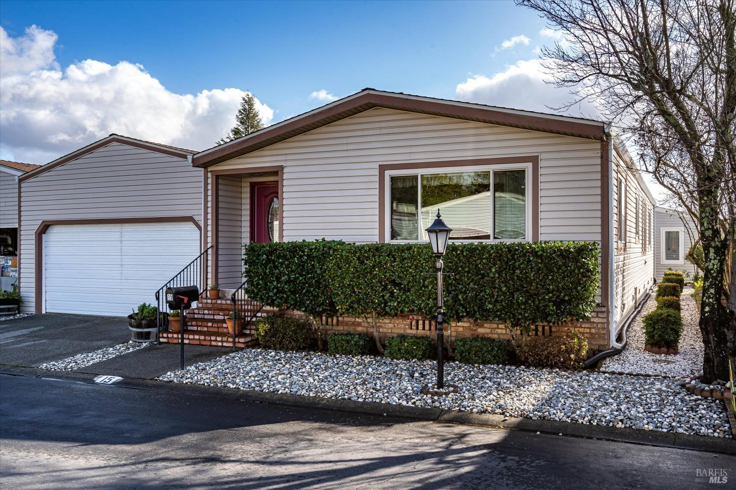 15 Falcon Crest Cir