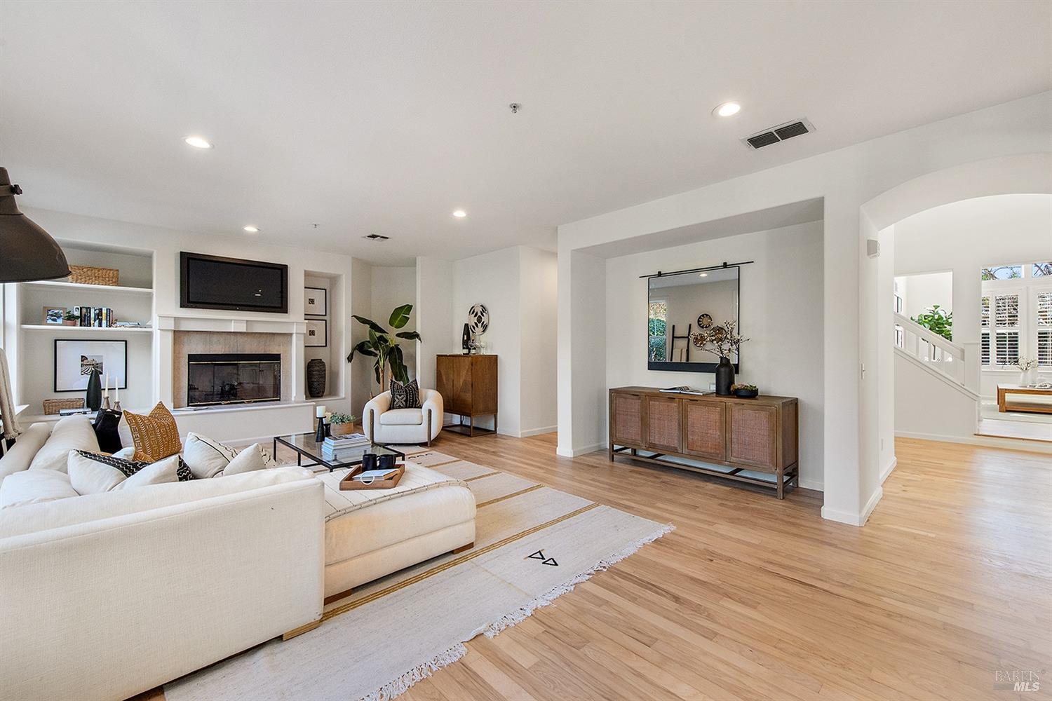 27 Presidio Dr