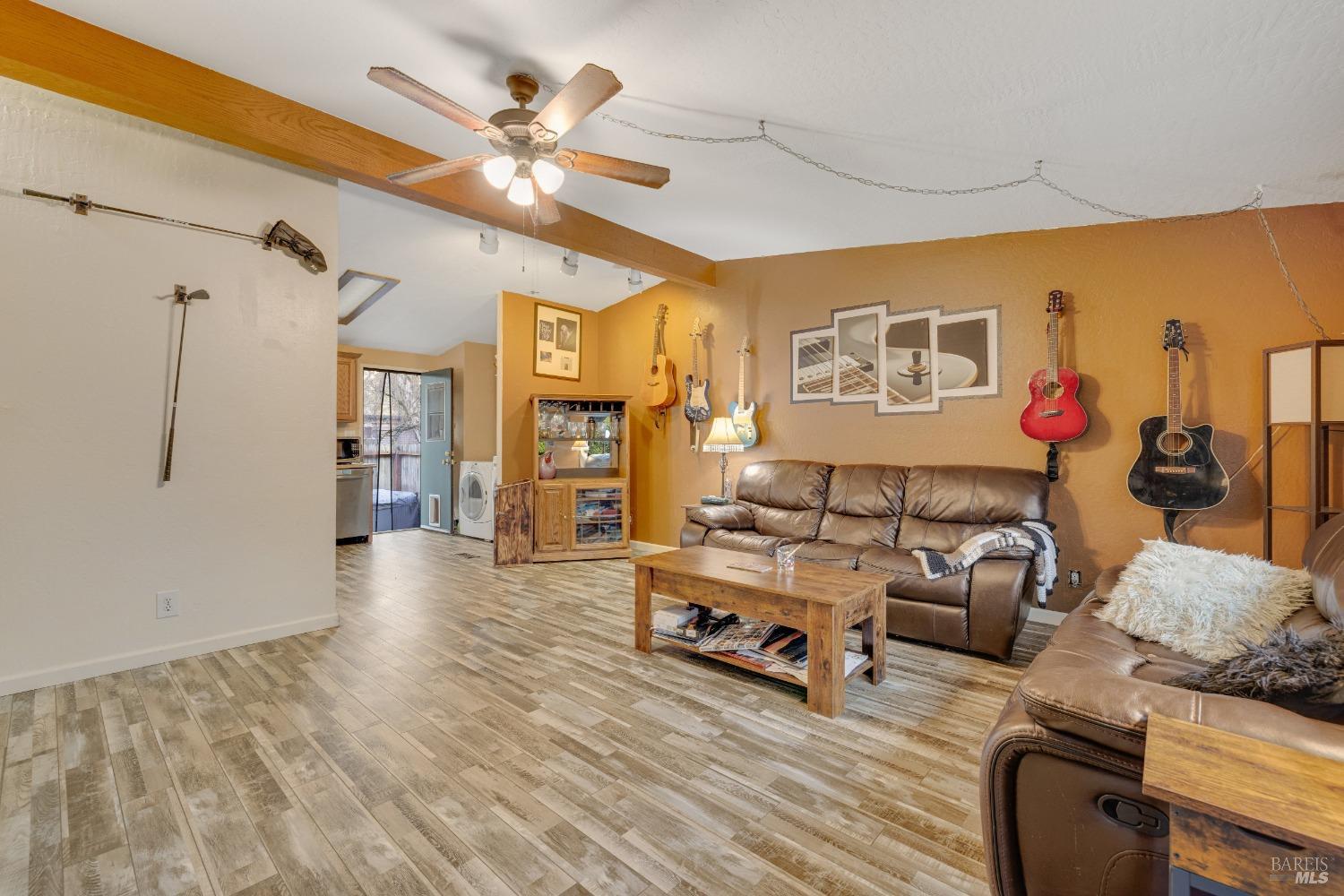 7 Pine Tree Cir