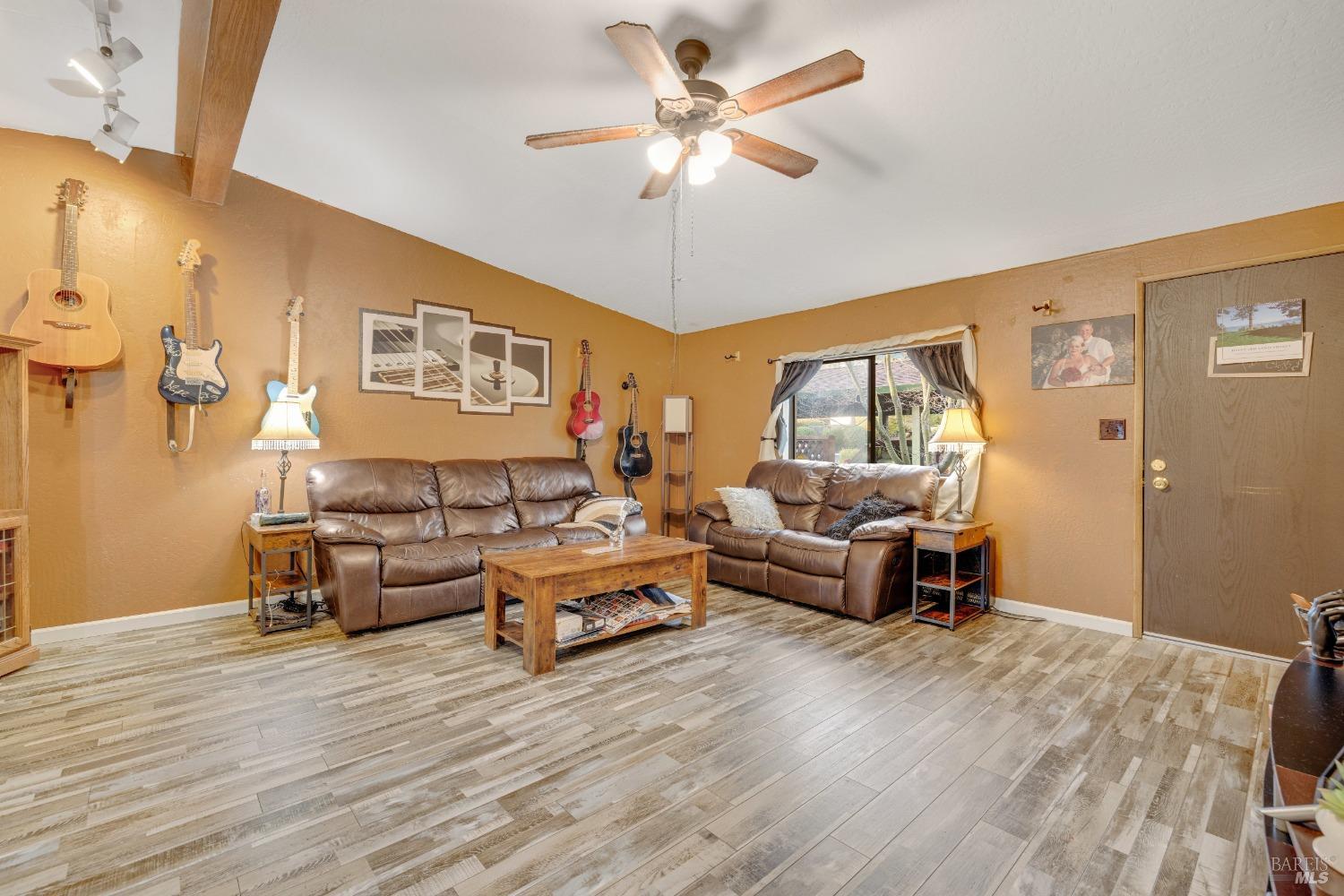 7 Pine Tree Cir
