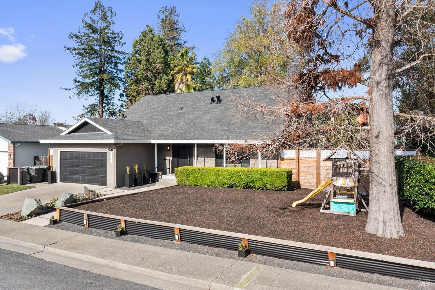 1562 Creekside Dr