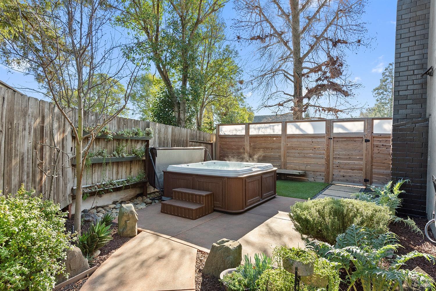 1562 Creekside Dr