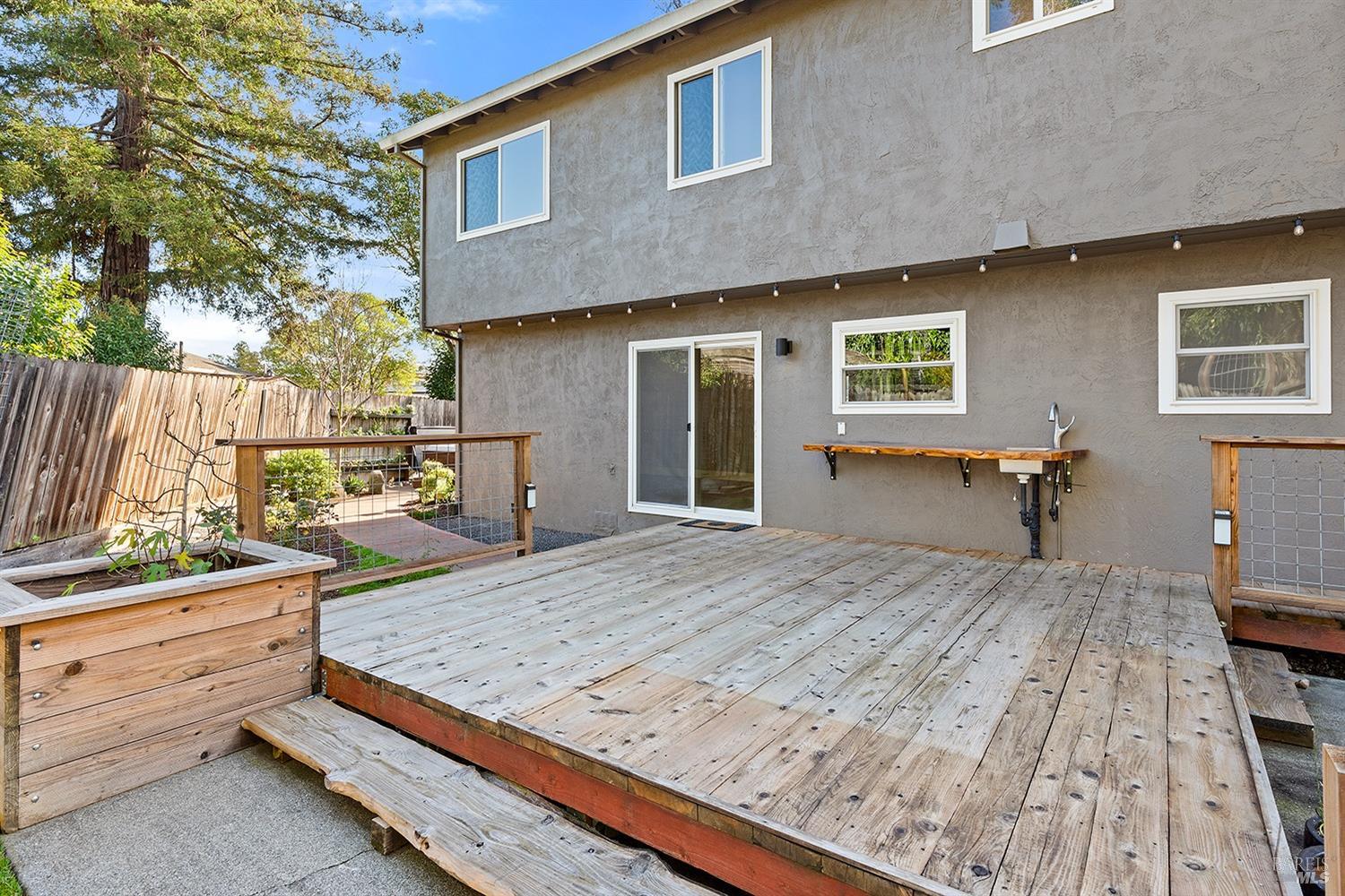 1562 Creekside Dr