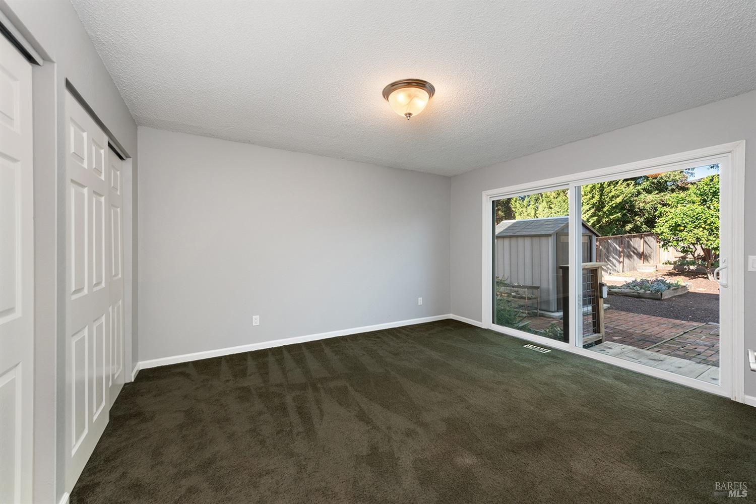 1562 Creekside Dr