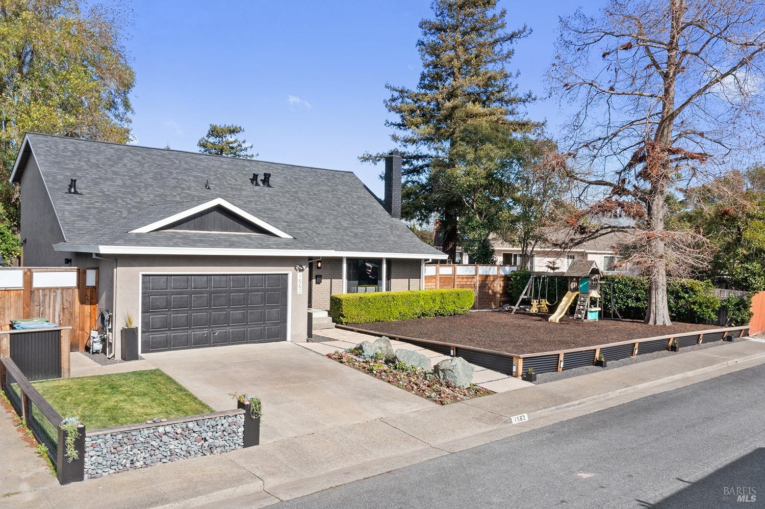 1562 Creekside Dr