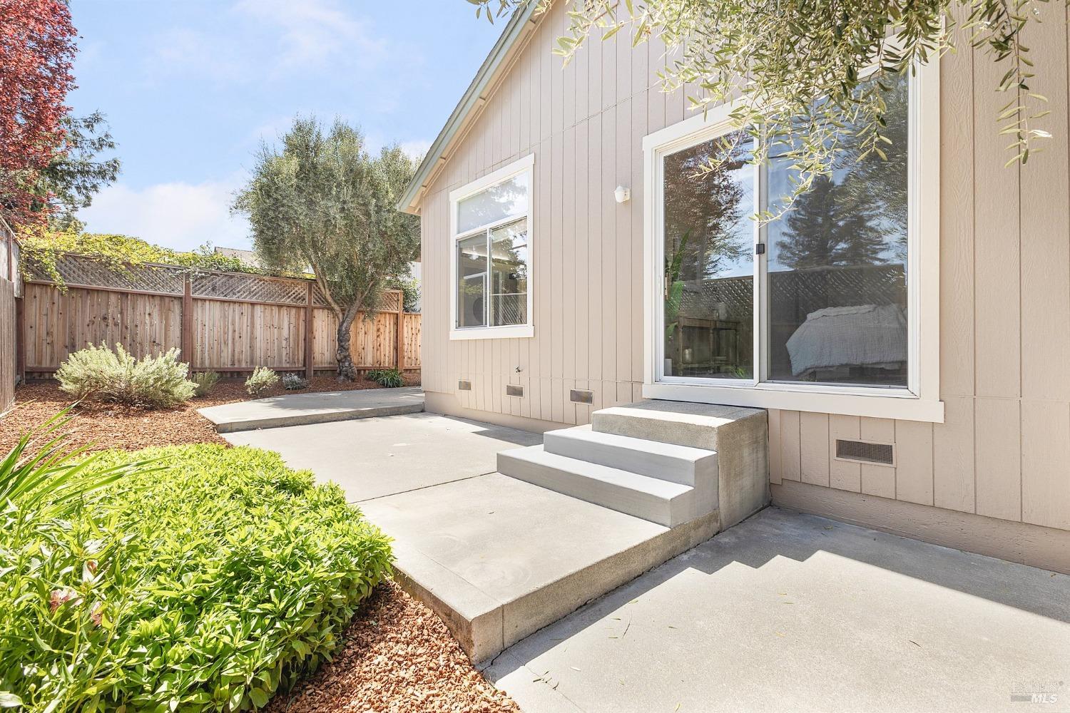 5518 Rainbow Cir