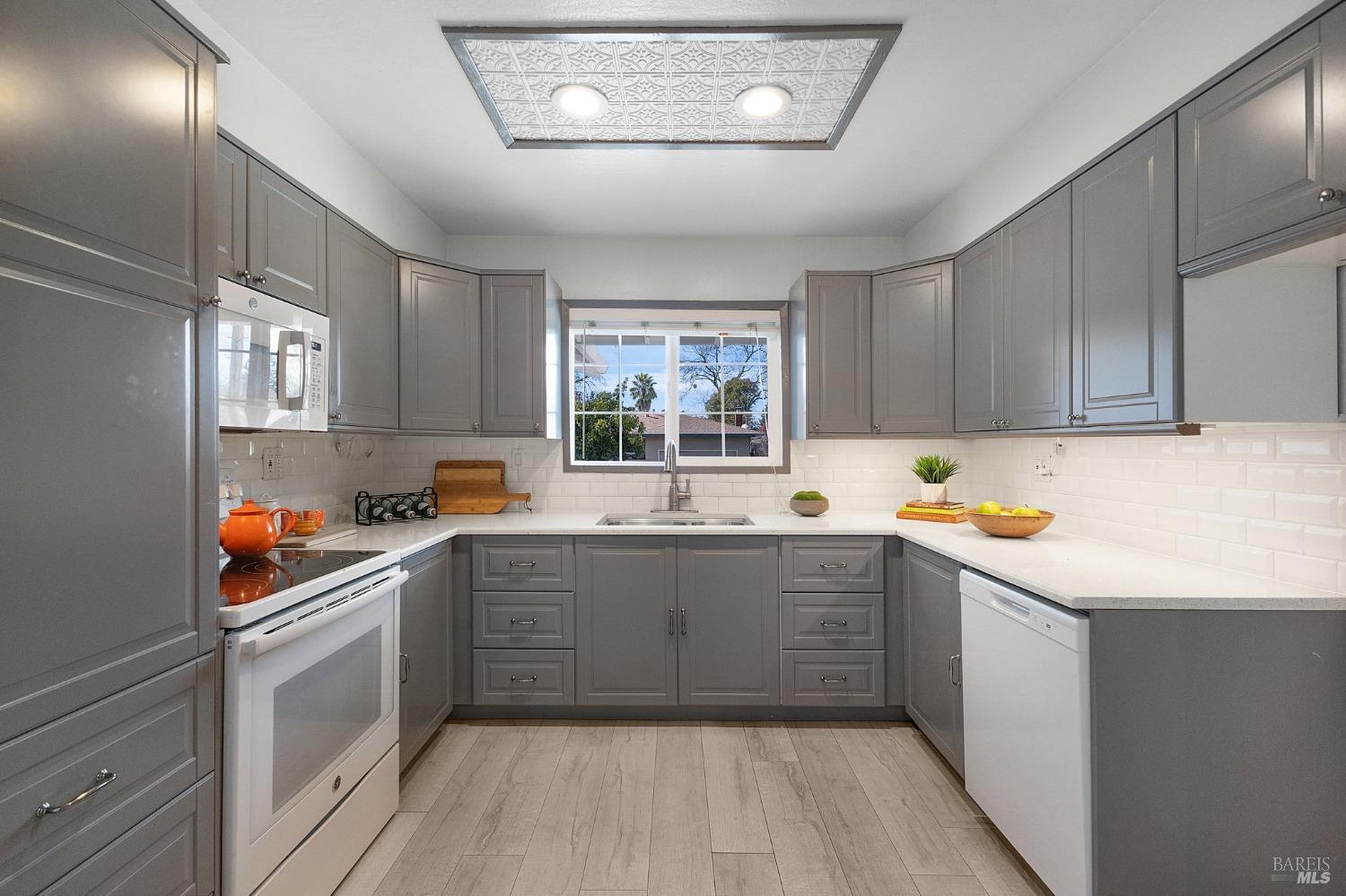 2420 Tamarisk Dr