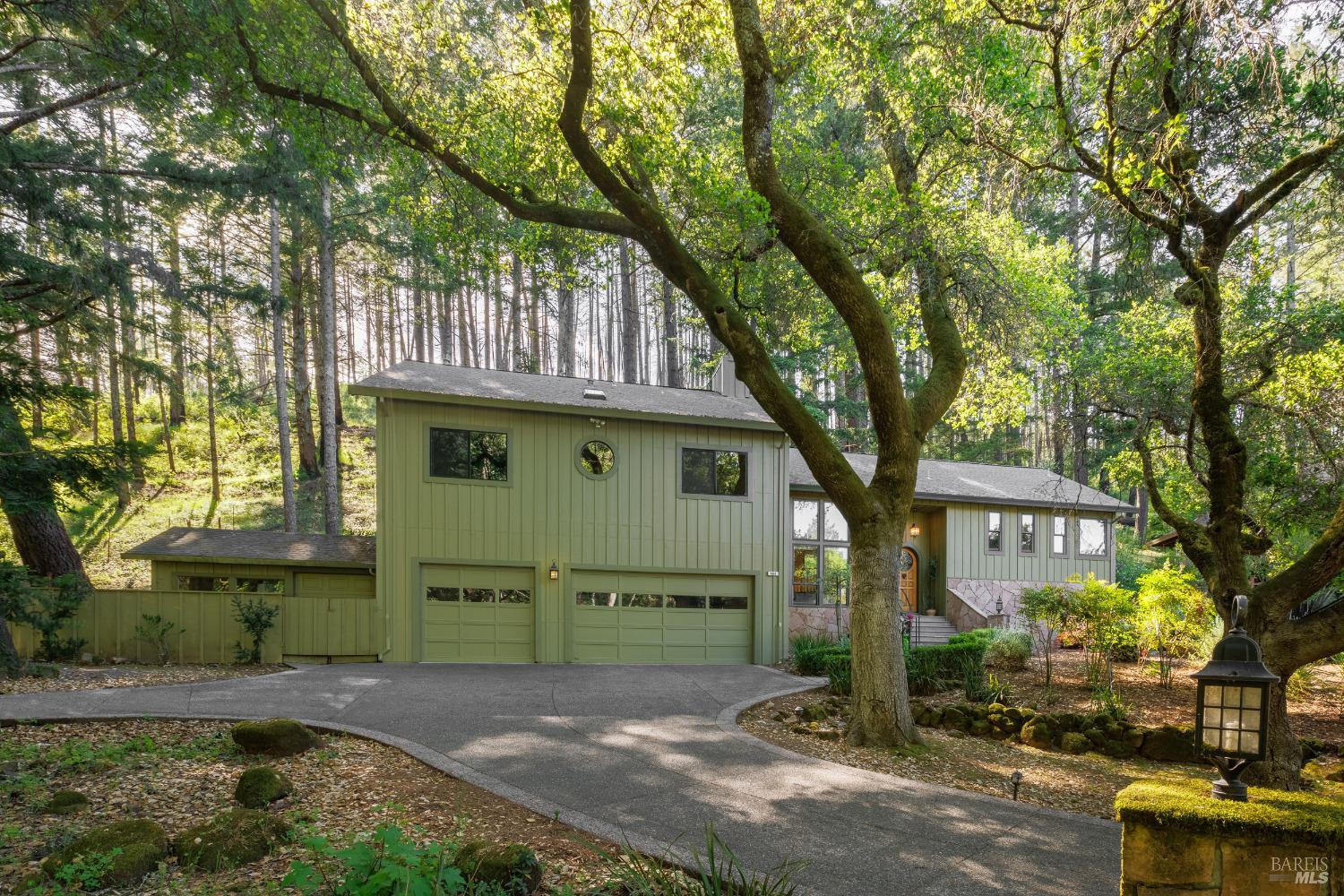 484 Woodley Pl