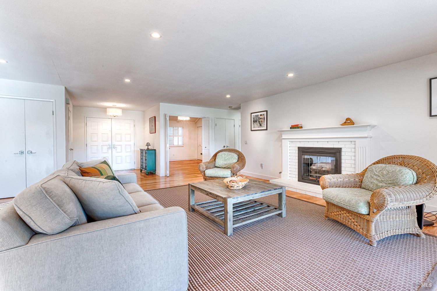 439 Twin Lakes Cir