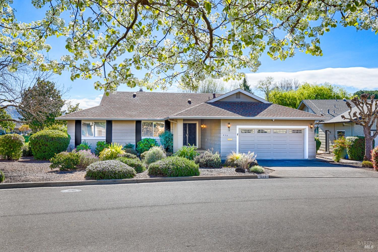 439 Twin Lakes Cir