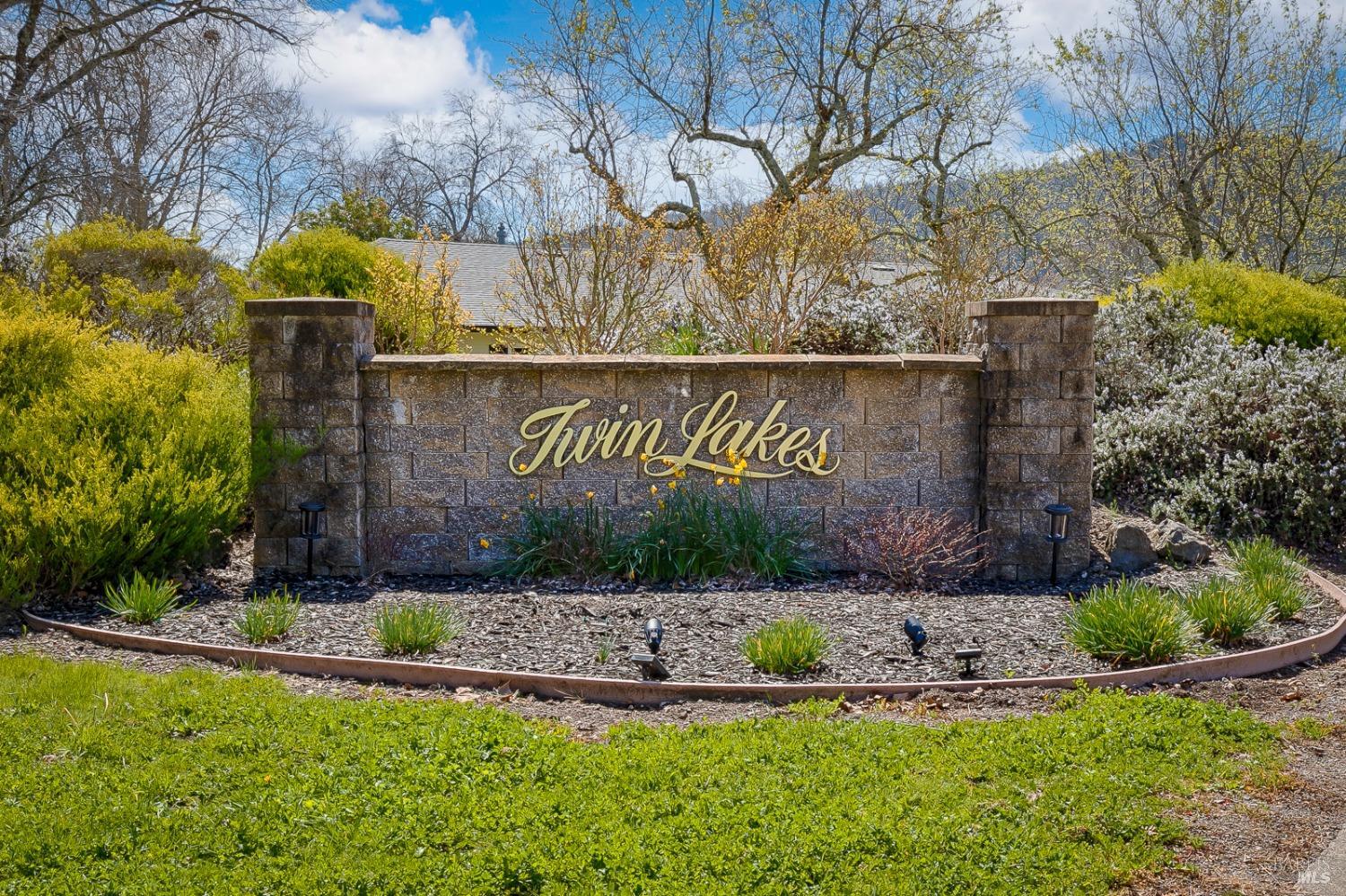 439 Twin Lakes Cir
