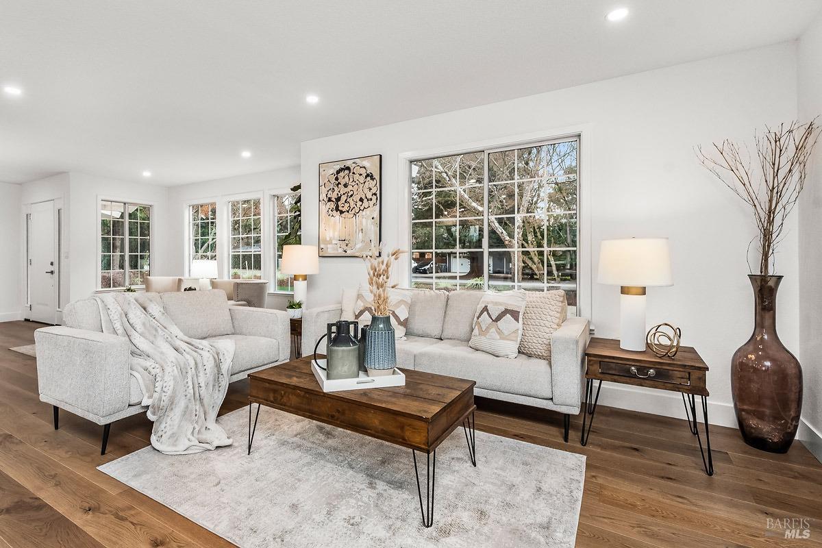 1941 Weiss Ln