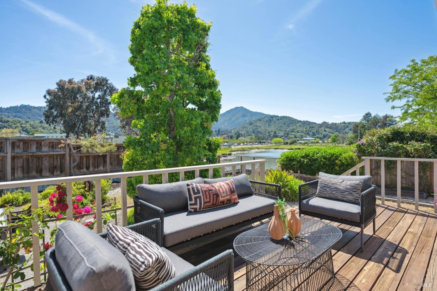 672 Riviera Cir