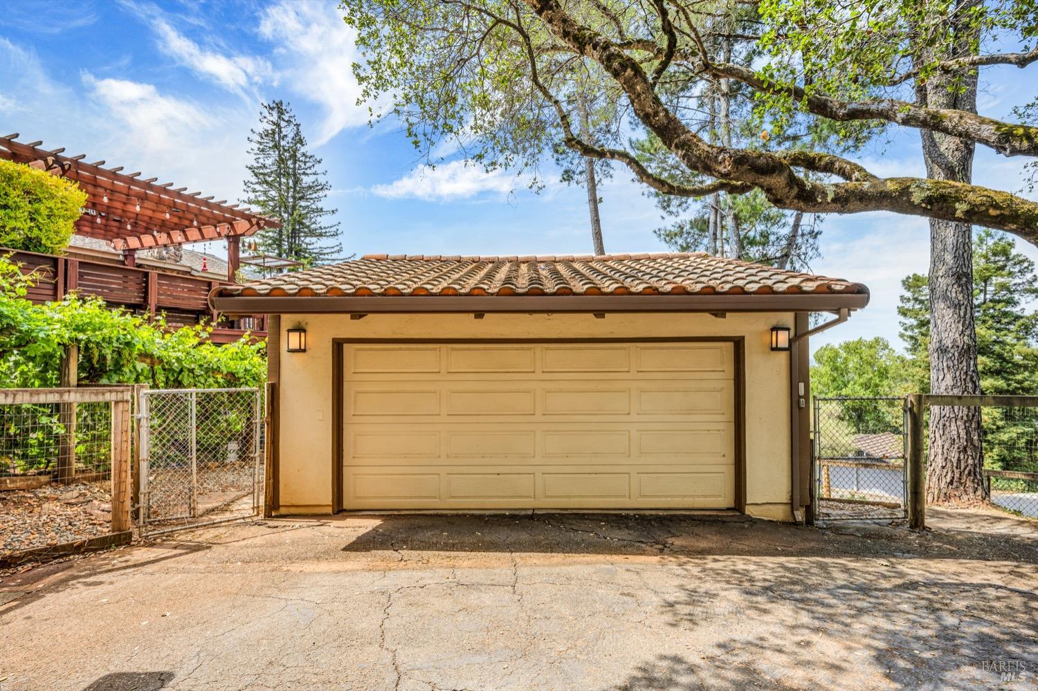 3600 Holly Ridge Dr