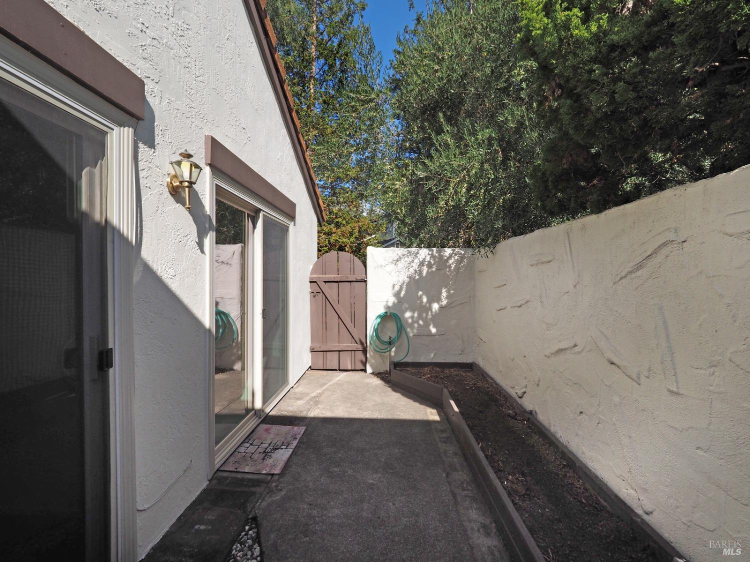 702 Adobe Dr