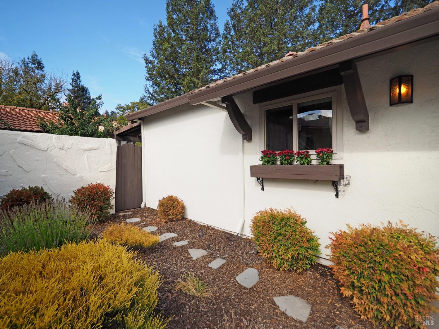 702 Adobe Dr