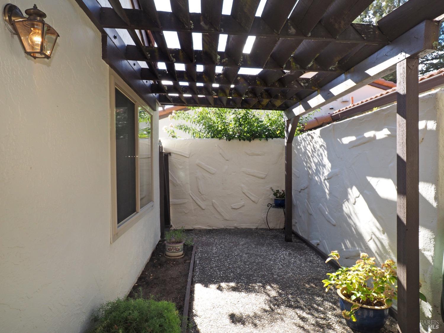 702 Adobe Dr