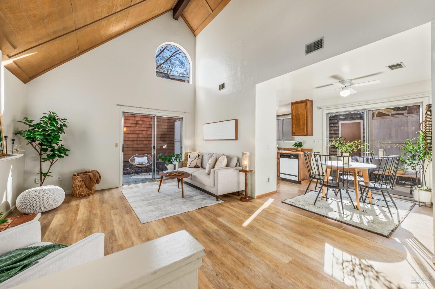 2418 Lakeview Dr