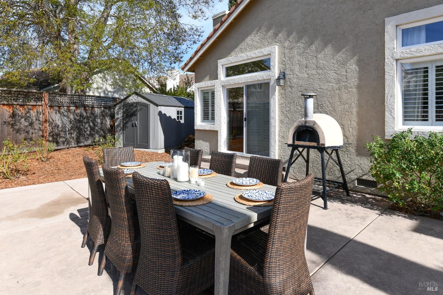 8 Helman Ct