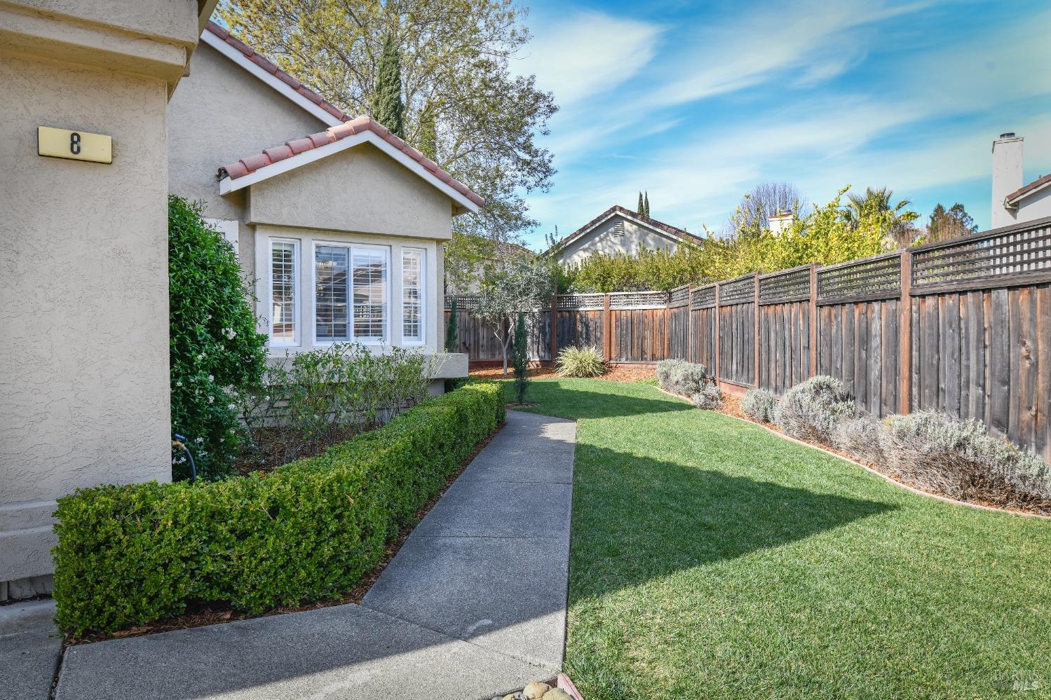 8 Helman Ct
