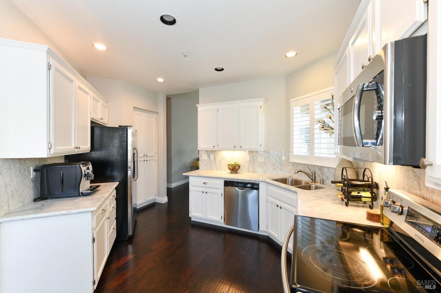8 Helman Ct