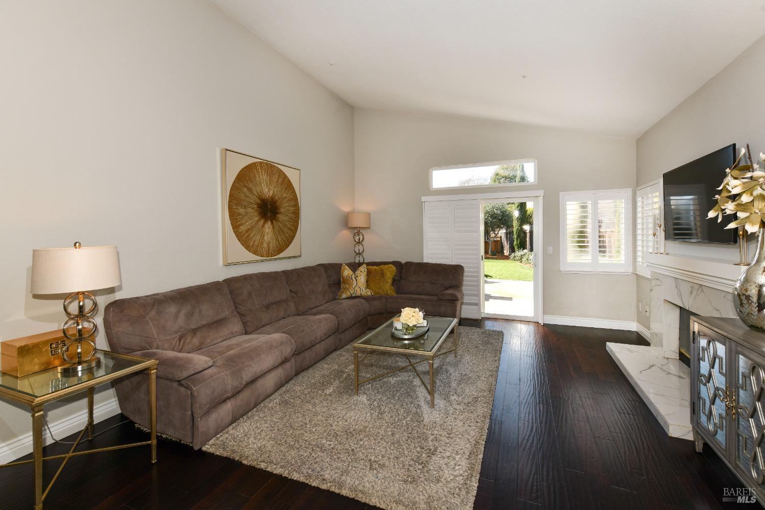 8 Helman Ct