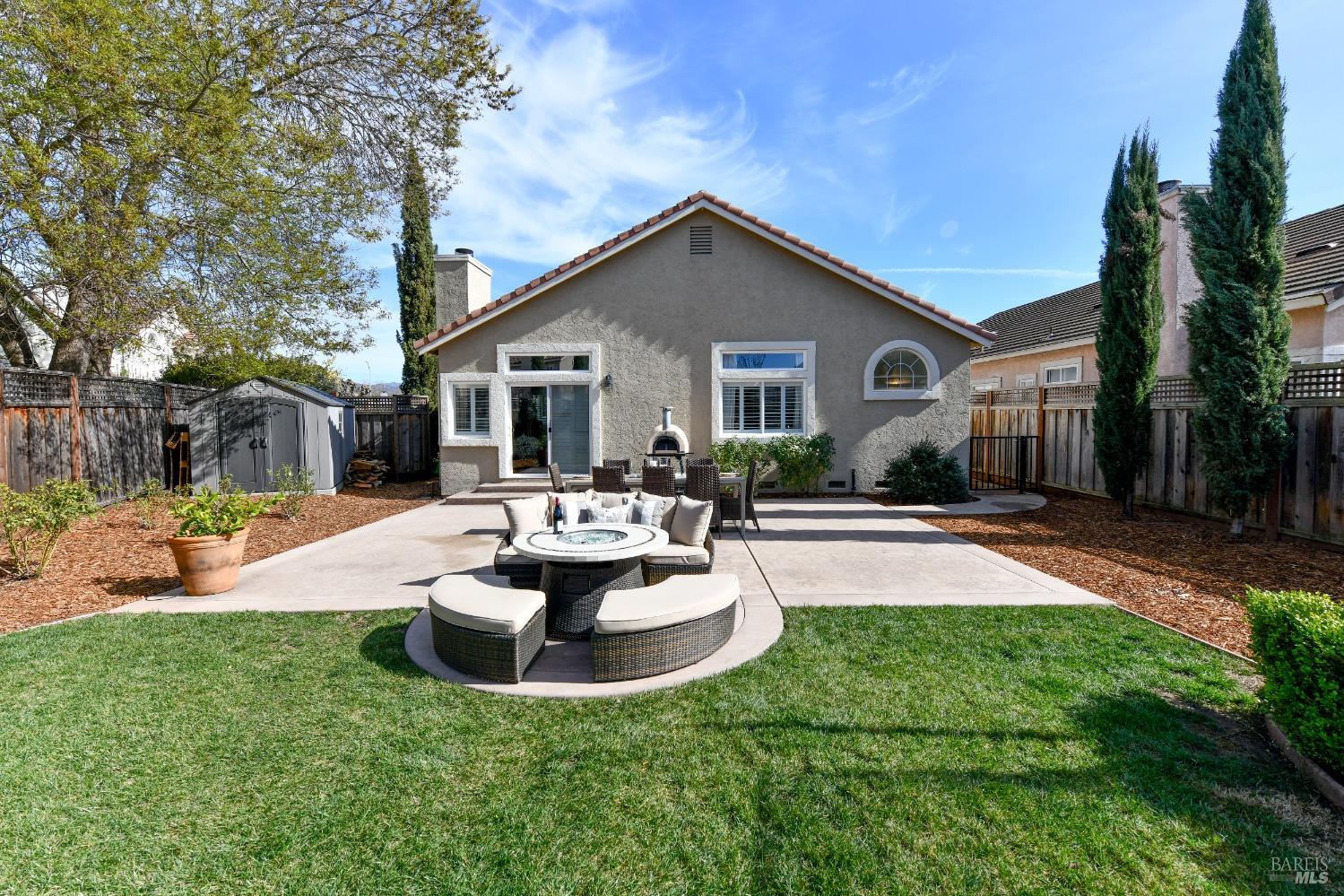 8 Helman Ct