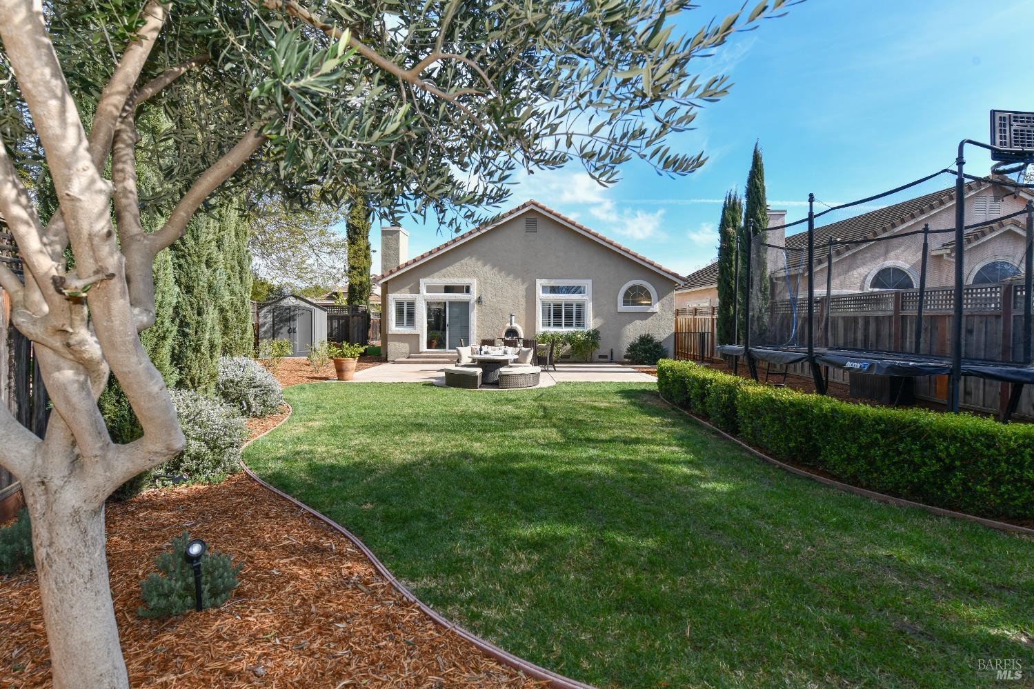 8 Helman Ct