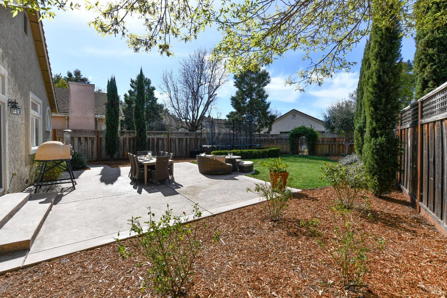 8 Helman Ct