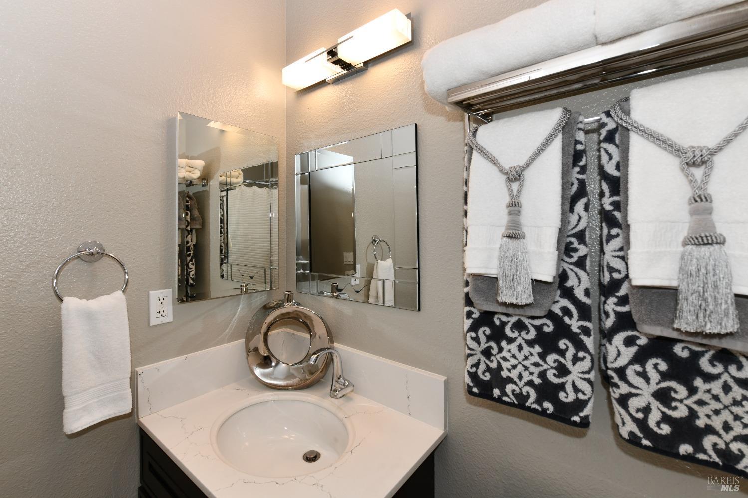 8 Helman Ct