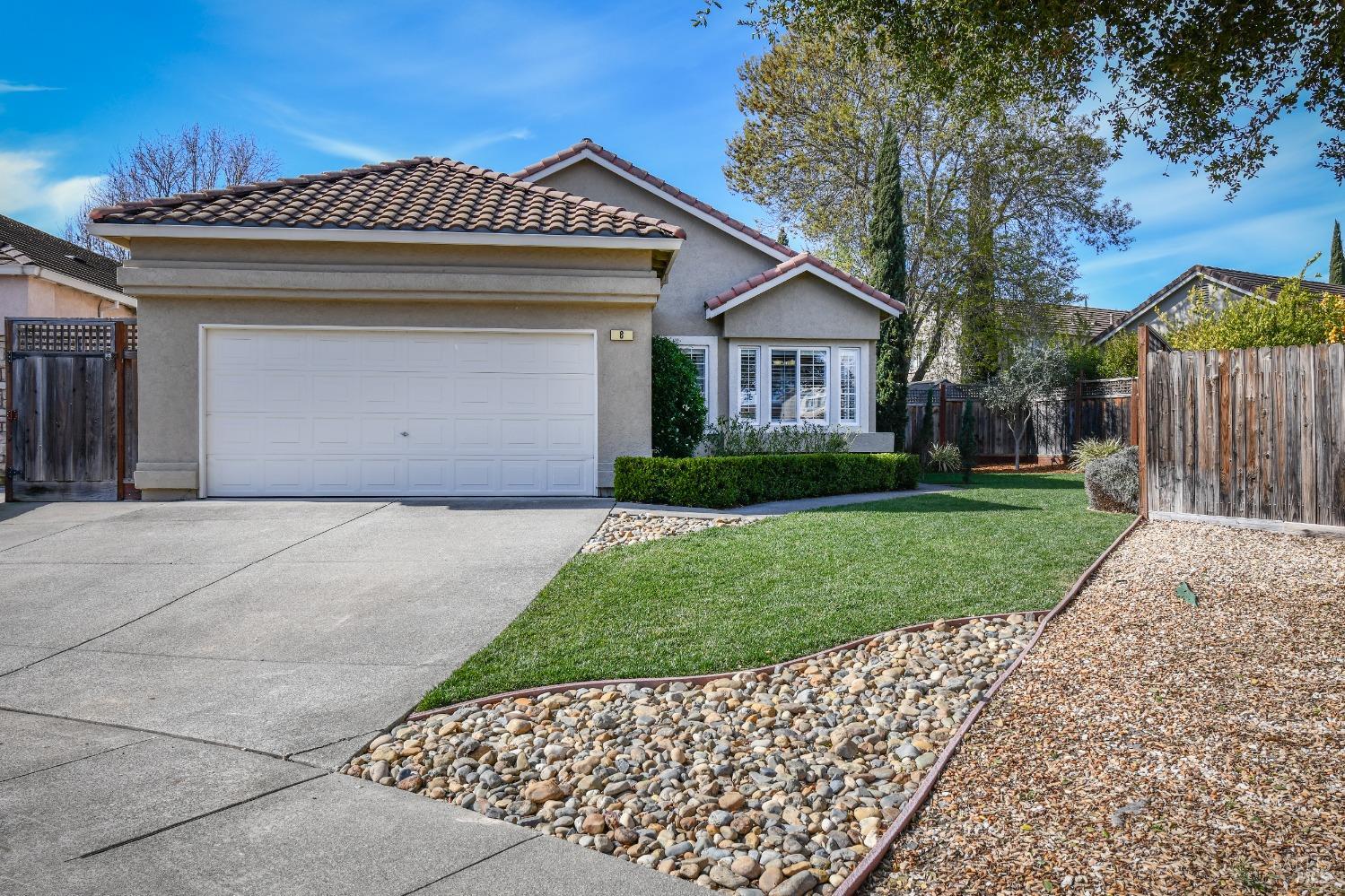 8 Helman Ct