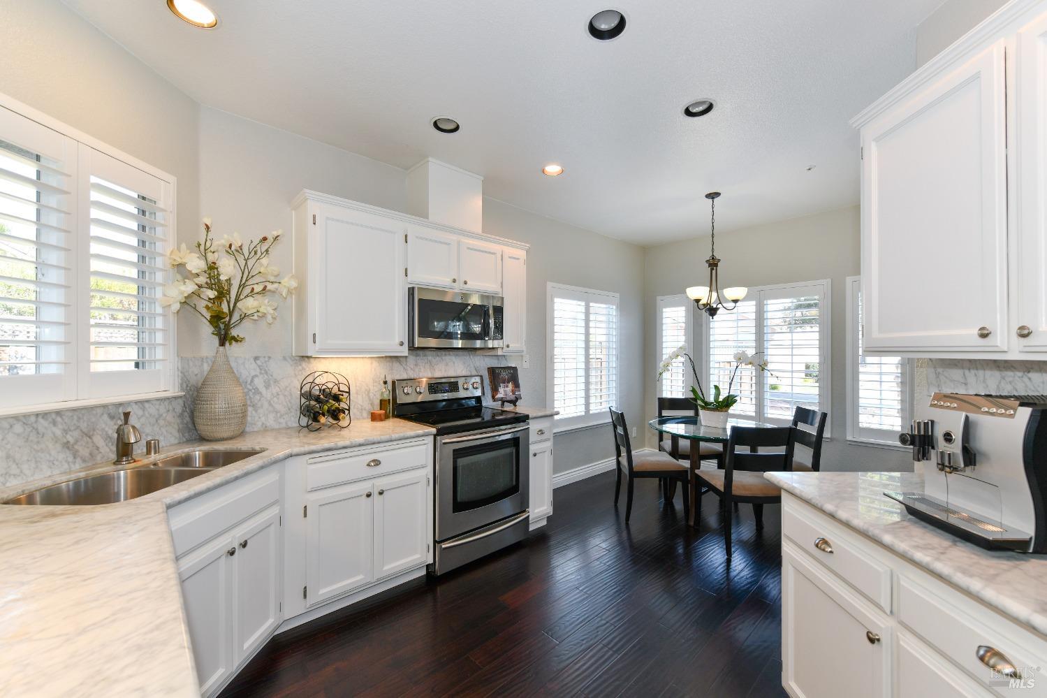 8 Helman Ct