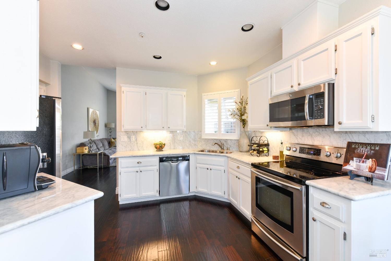 8 Helman Ct