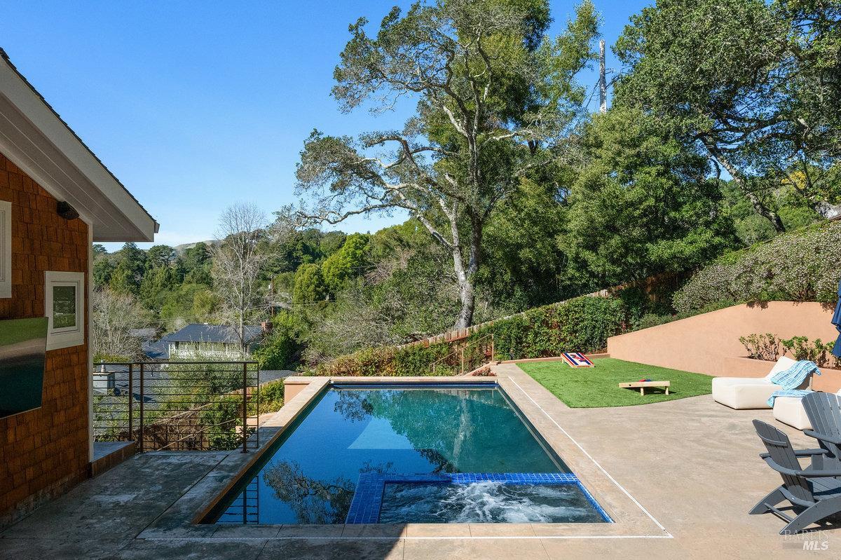 460 Los Cerros Dr