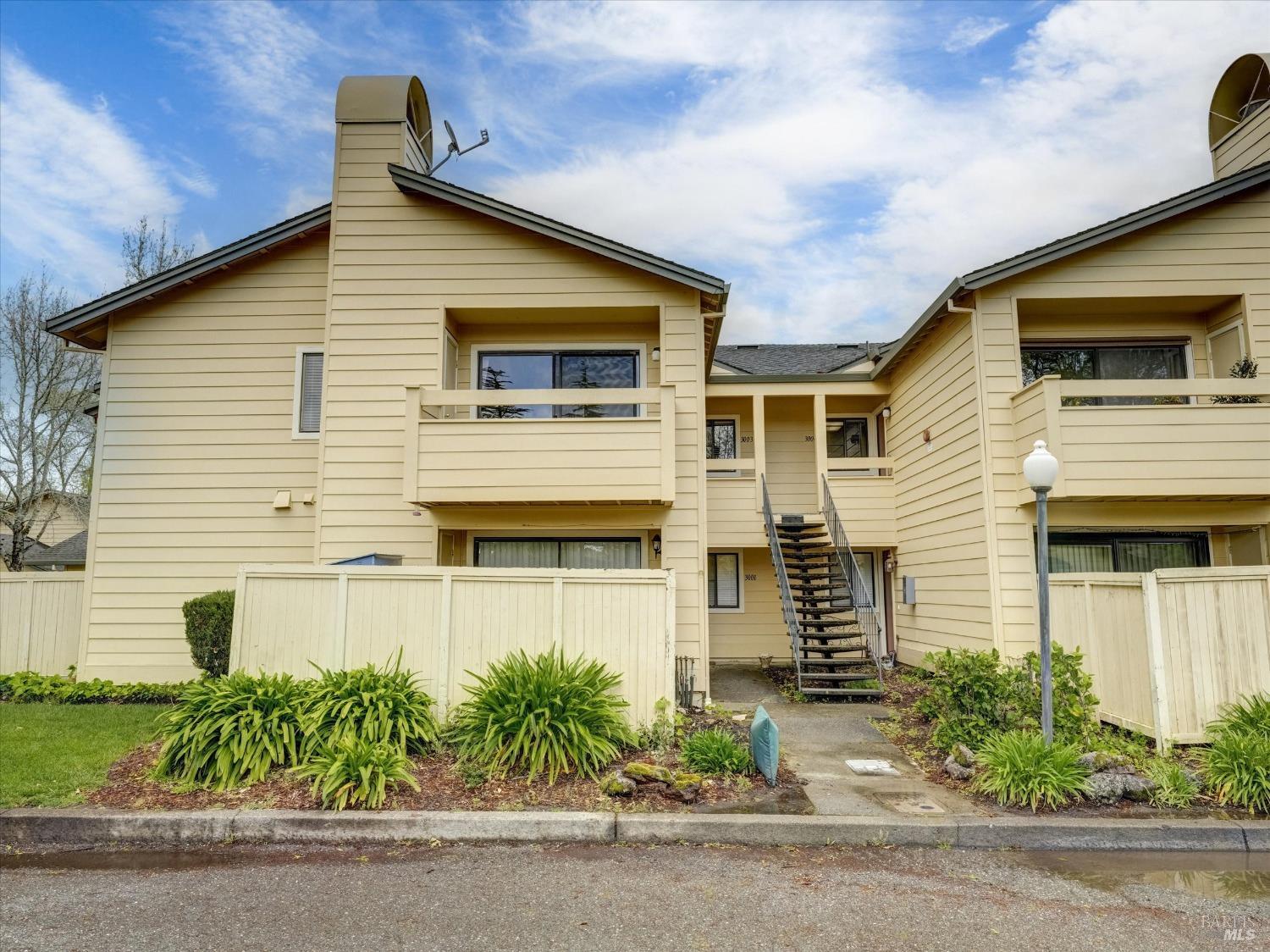 3003 Woodlake Dr