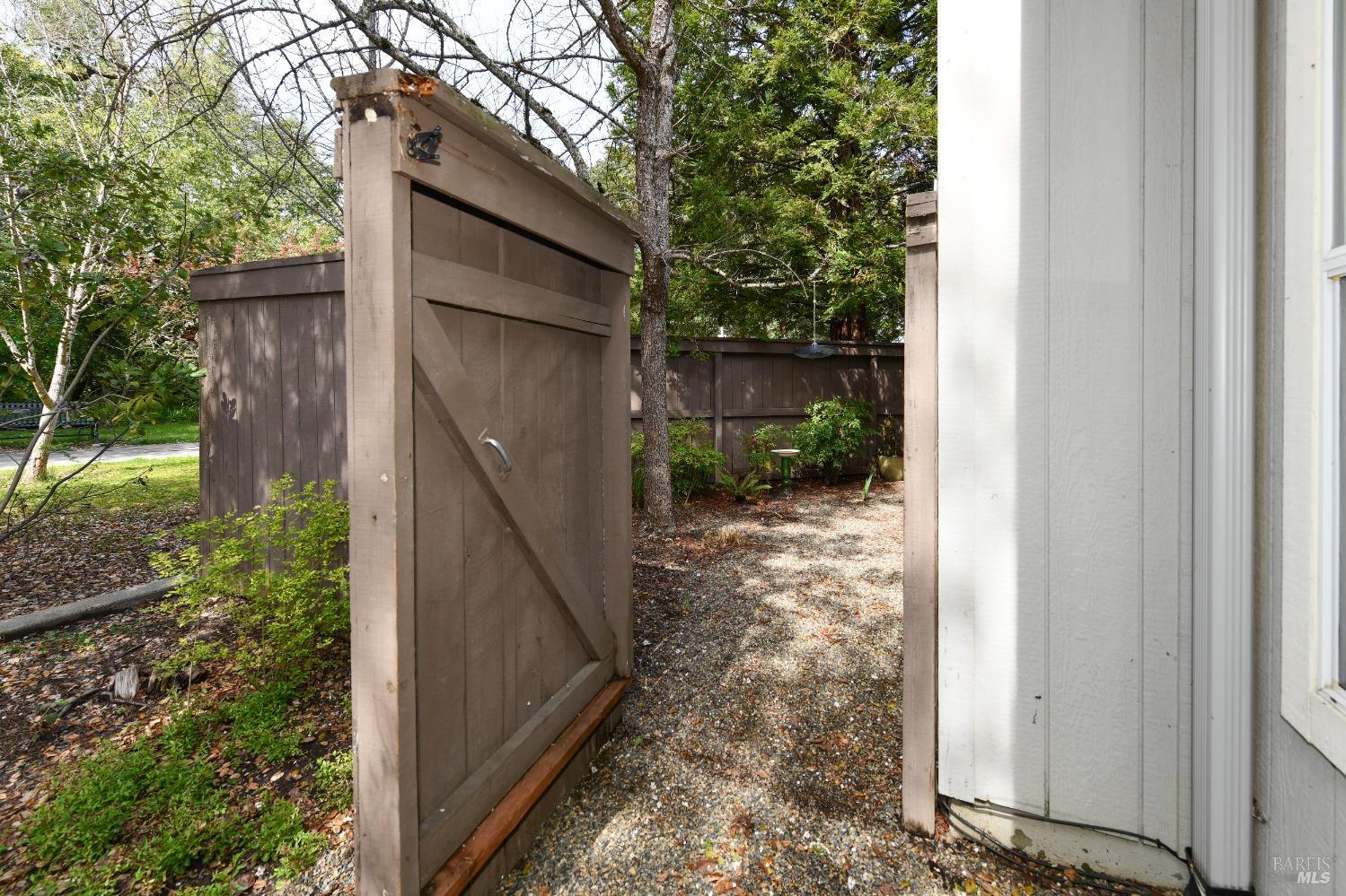 703 Harry James Ct