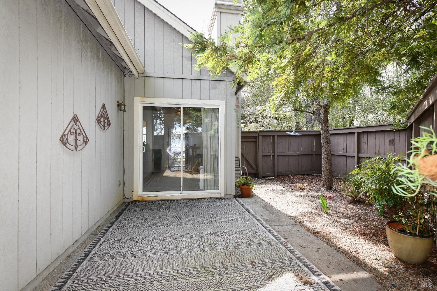 703 Harry James Ct
