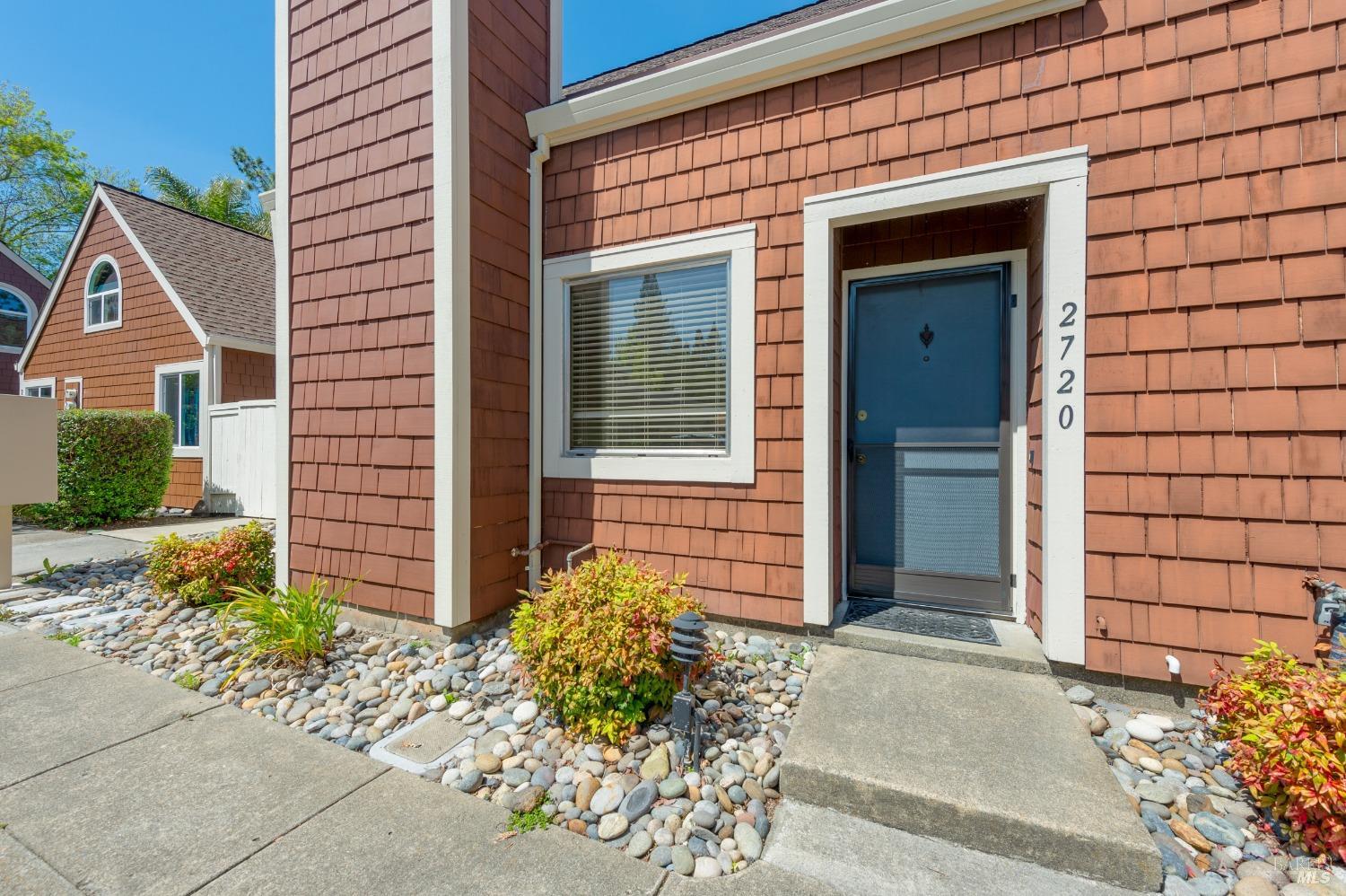 2720 Lakeview Dr