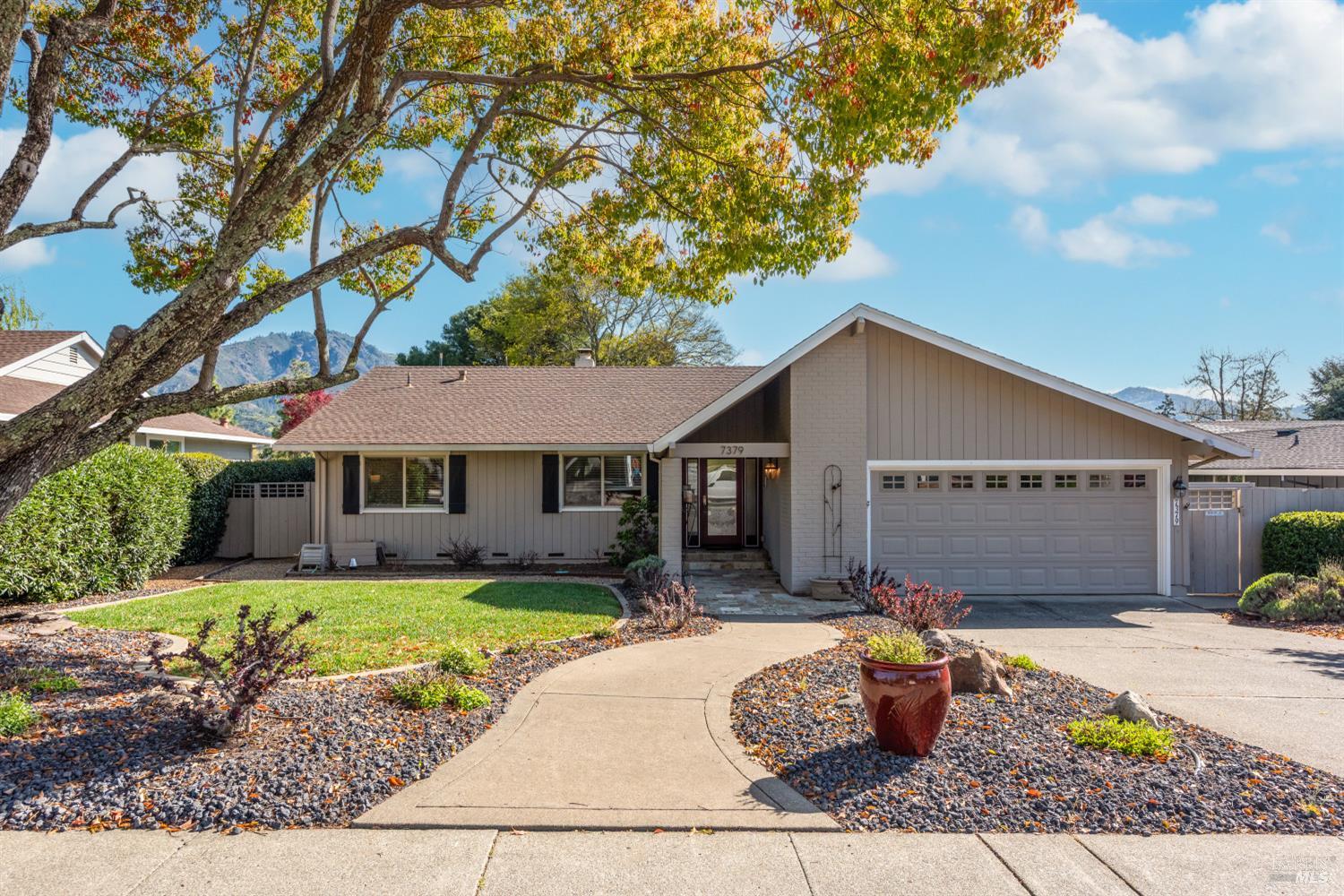 7379 Oakmont Dr