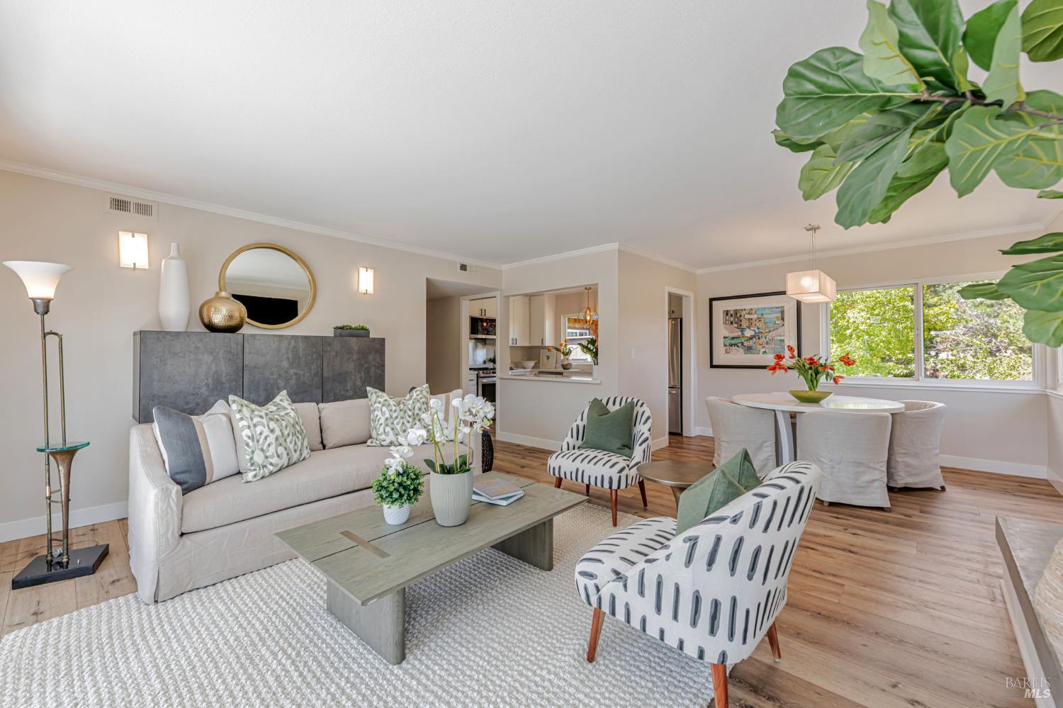 6 Redwood Ave