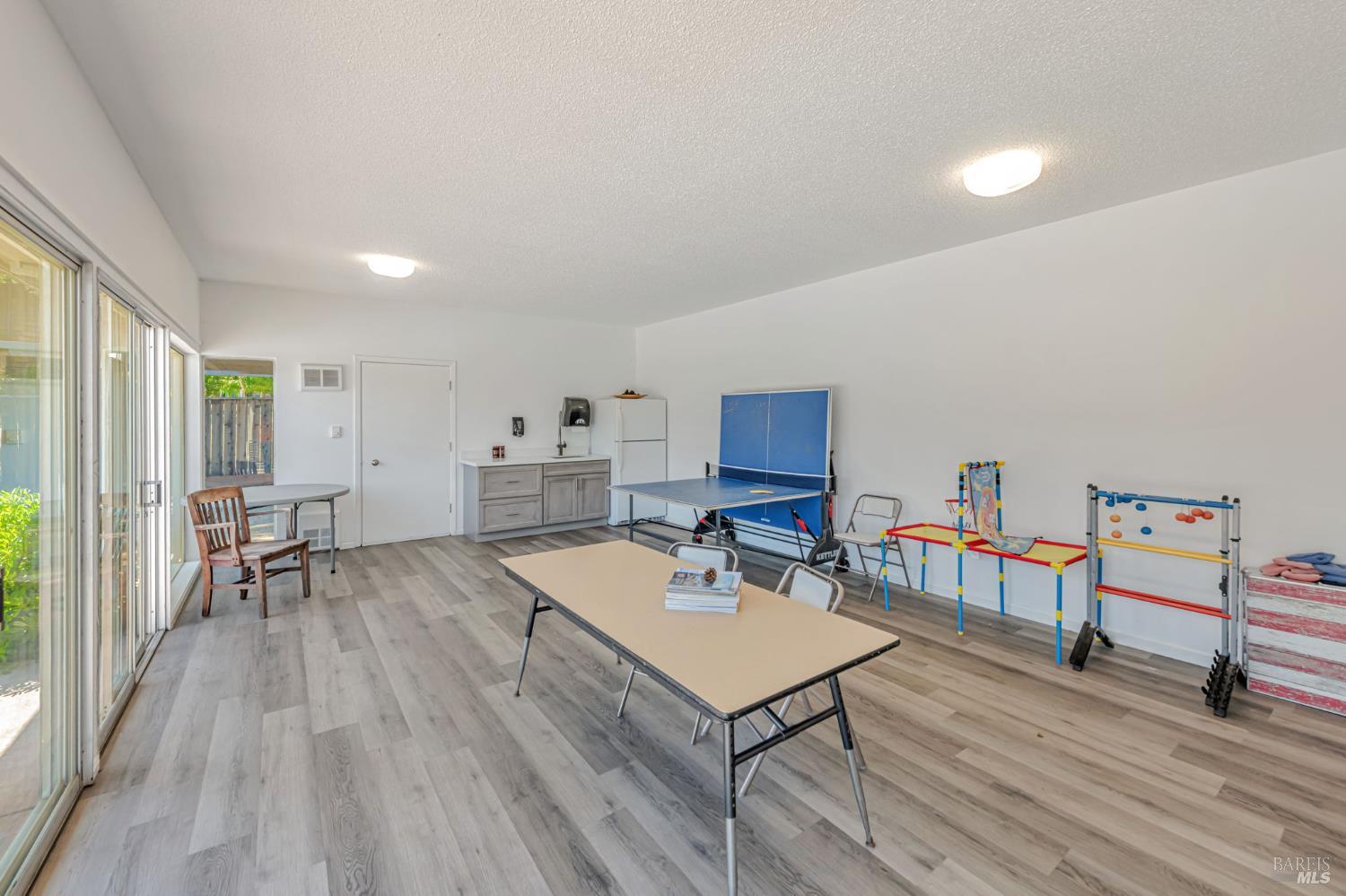 6 Redwood Ave